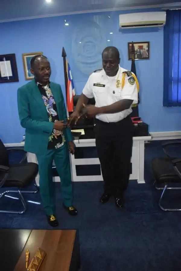 Apostle Johnson Suleman Visits Liberian IG Of Police, Prays For Him (Photos)